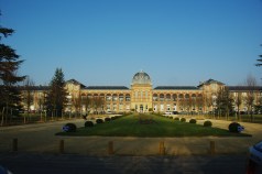 Perspective arrière de l'hôpital telle que vue du chemin de Ronde